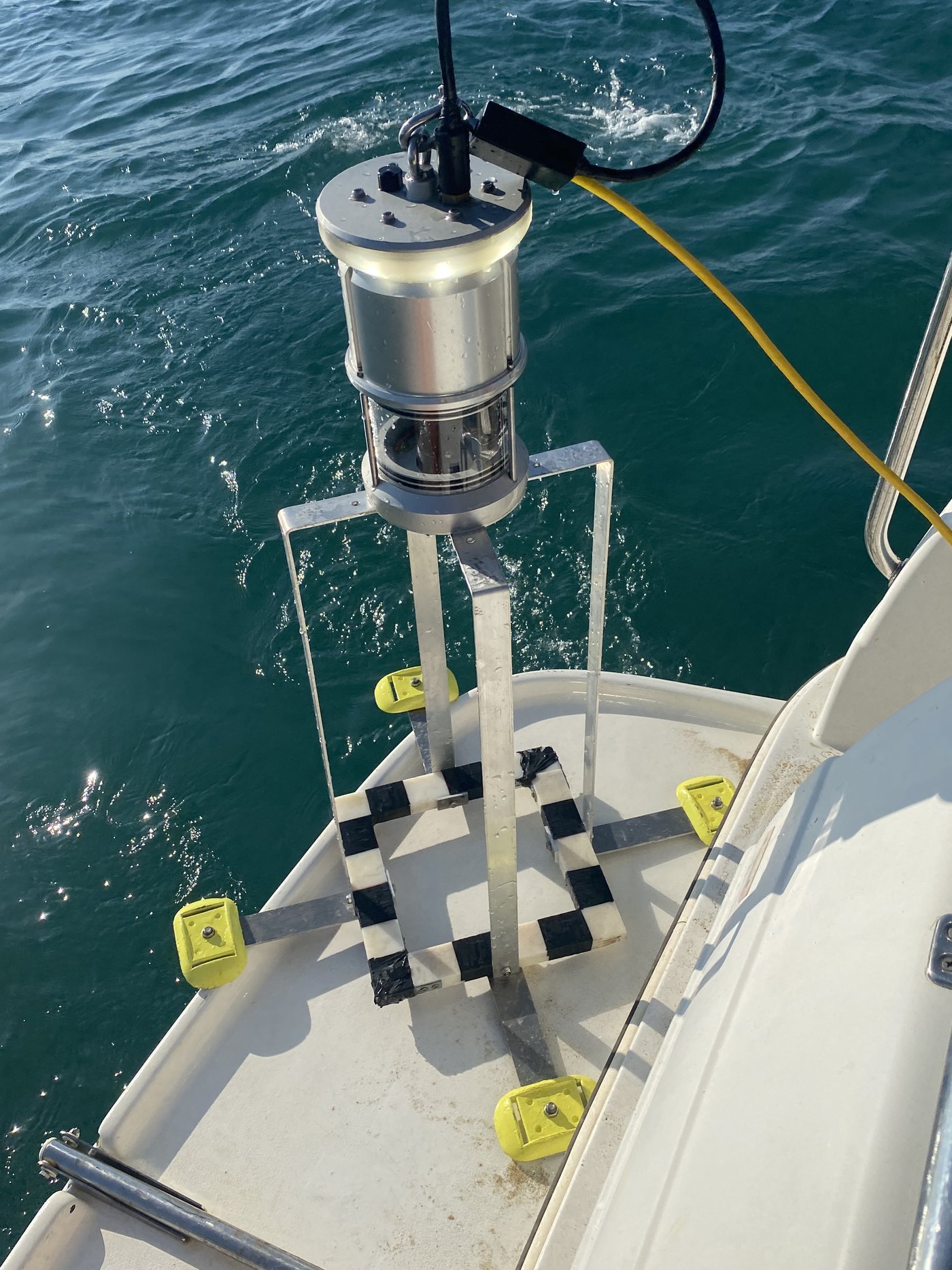 IPSE unit with legs and scale for seabed inspection