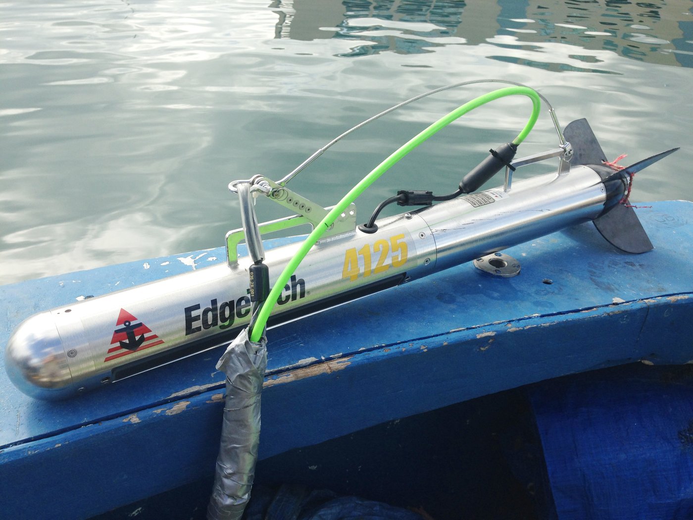 Sonar de barrido lateral EdgeTech listo para el registro del fondo